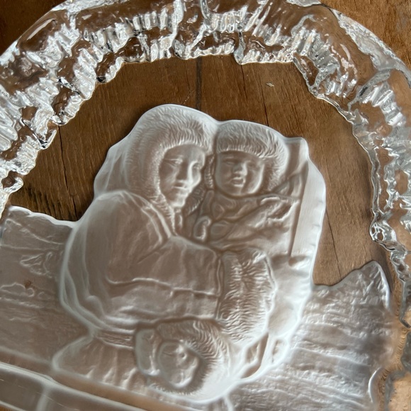 Frosted Glass Paper Weight Etched Image of Inuit Mother and Child - Picture 3 of 5